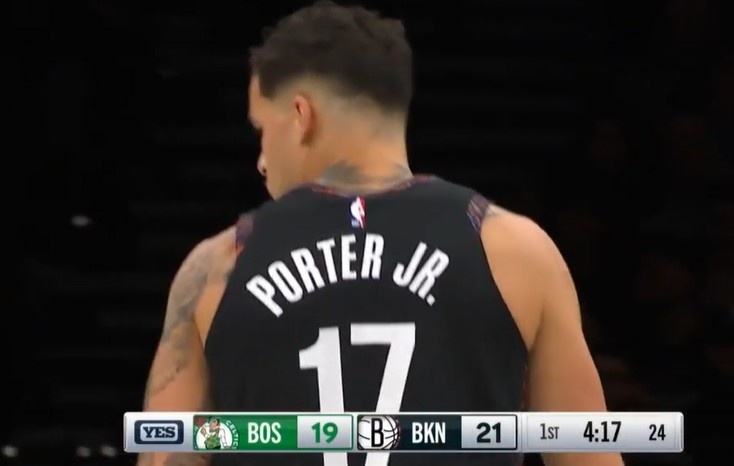 体育直播-真是自信!小迈克尔·波特踩着logo坚决出手 加长三分空心命中!