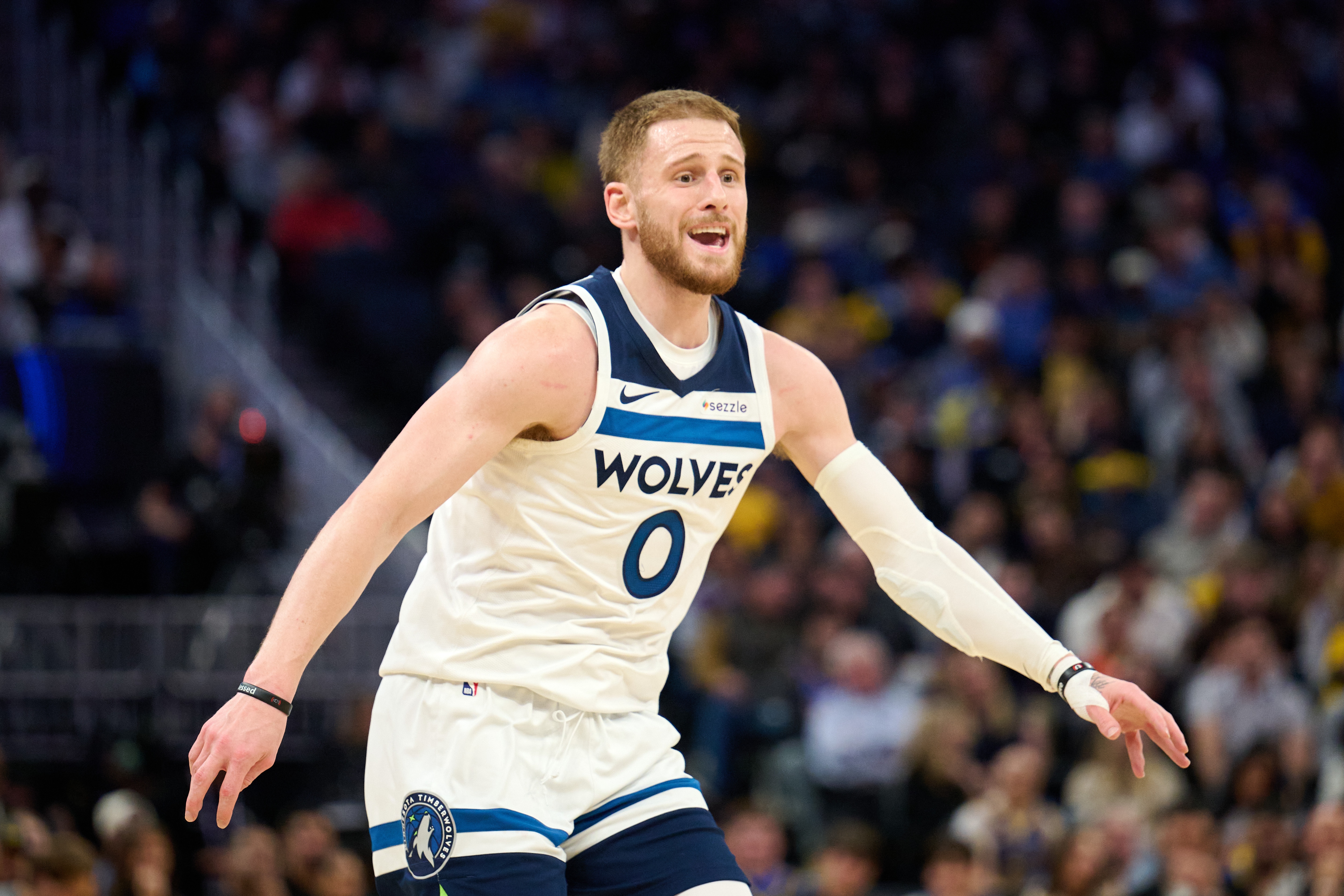 精准打击!兰德尔最后时刻甩锅 迪文岑佐加长三分压哨命中