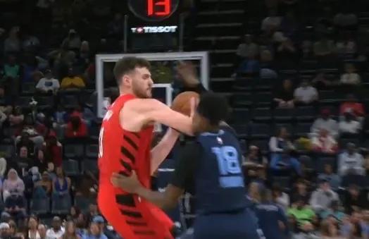 体育直播-生涯首次被驱逐！杨瀚森队友克林根肘击吃二级恶犯 黯然离场